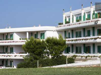...e un enorme resort impediscono di arrivare sull�Adriatico